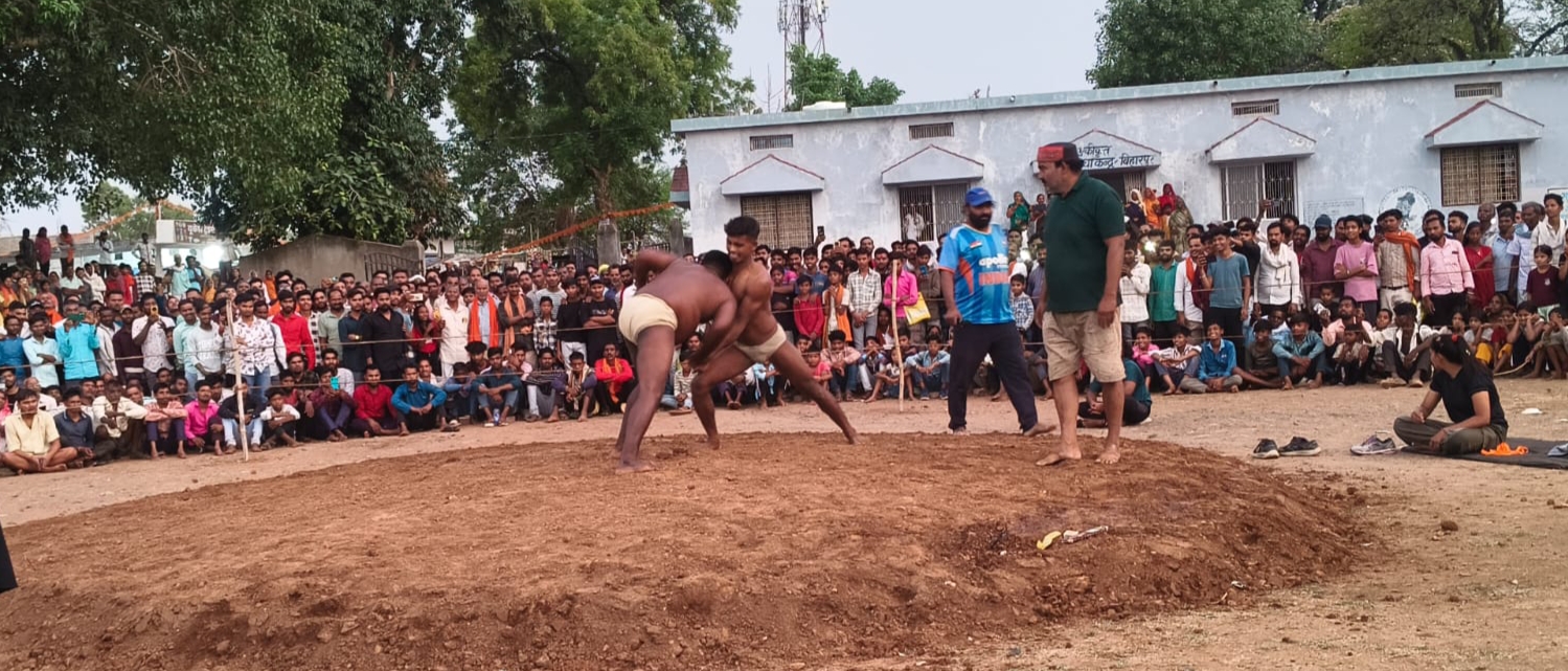 कुश्ती के दंगल में पहलवानों जोर आजमाइश